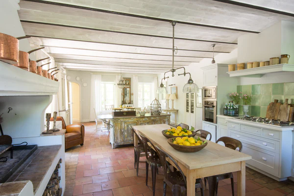 5.1_Farmhouse_kitchen_600x600